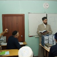 Муфтий РТ вручил шакирдам медресе «Мухаммадия» Коран, изданный в Казани