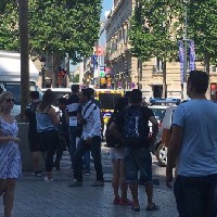 В центре Парижа автомобиль протаранил полицейский фургон