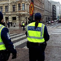 Два беженца порезали себя ножом перед зданием парламента Финляндии
