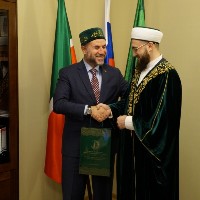 Верховному судье Палестины подарили Коран и тюбетейку (ФОТО)