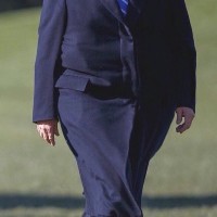 Необычное пальто Дональда Трампа озадачило интернет-пользователей