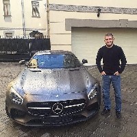 Кадыров подарил Нурмагомедову Mercedes