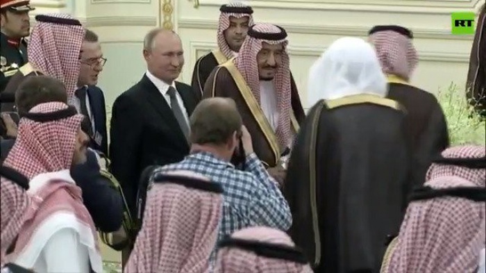 Саудовцы выстроились в очередь на рукопожатие к Путину (Видео)