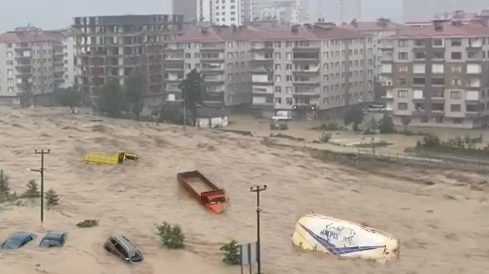В Турции – масштабные наводнения после проливных дождей (Видео)