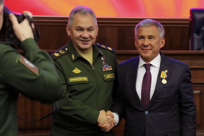 Рустам Минниханов получил медаль «За вклад в укрепление обороны РФ»